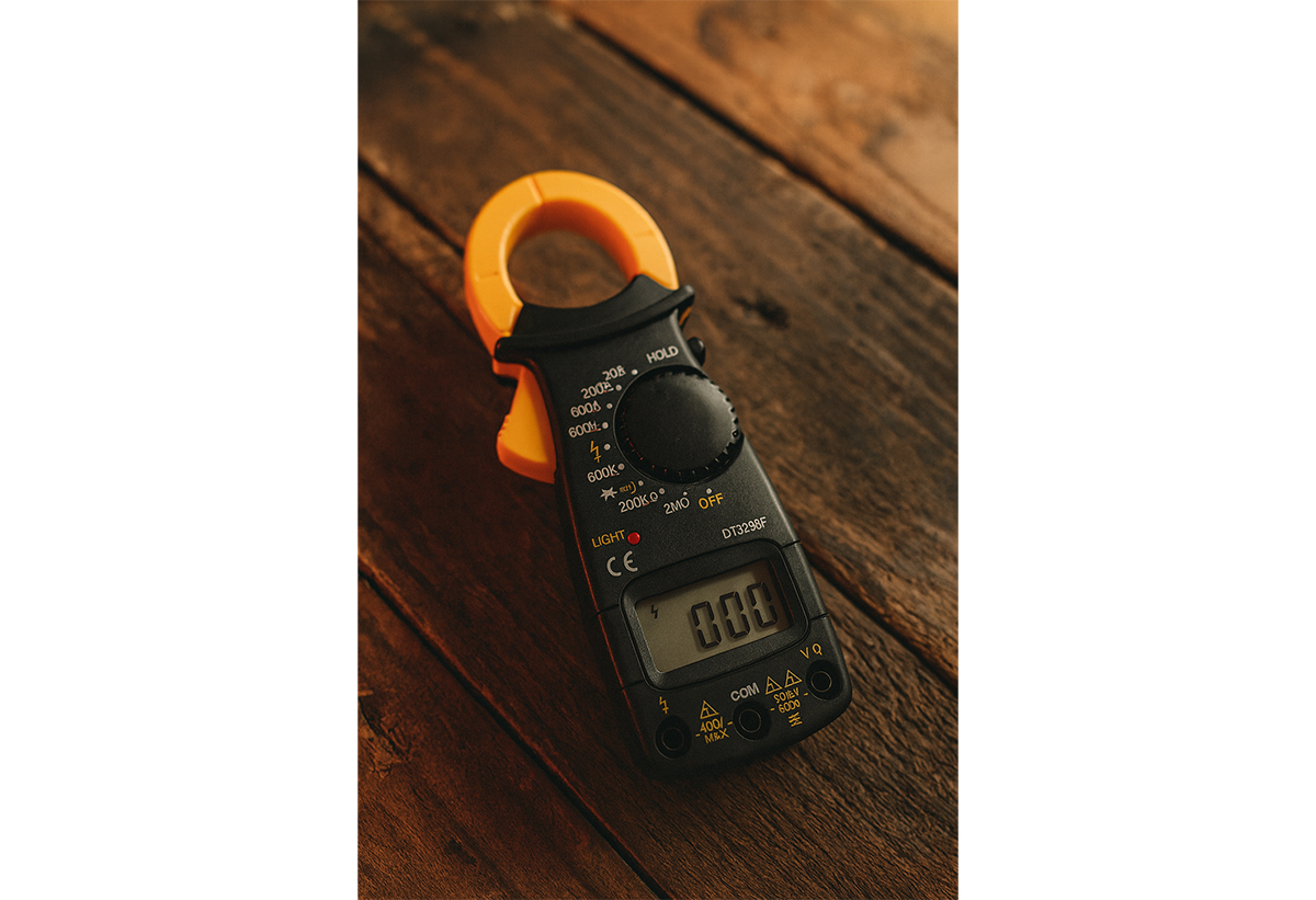 Απεικονίζεται η αμπεροτσιμπίδα πάνω σε ξύλινη επιφάνεια.